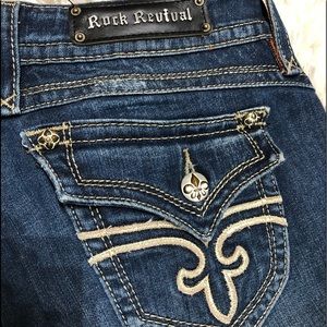 Rock revival from the buckle Gwen easy boot crop capri jeans 30. Rotating closet